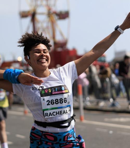 Runner dabs mid-run