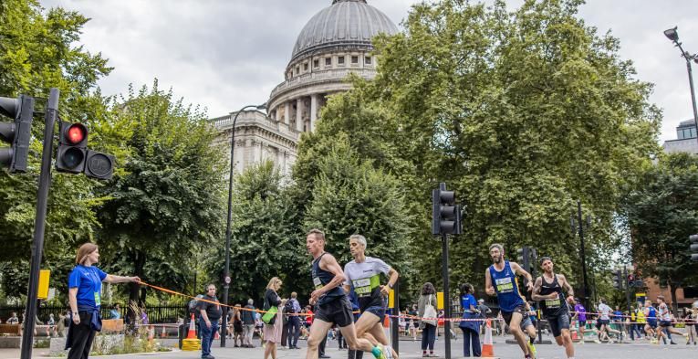City Race runners pass St. Pauls Cathedral 