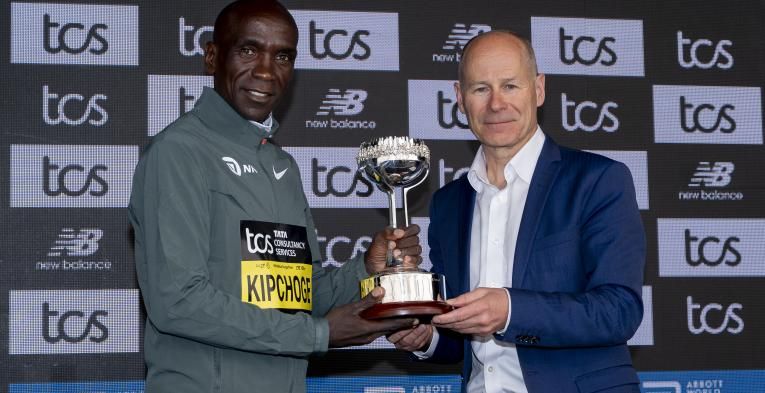 Eliud Kipchoge is presented with the John Disley Life Time Achievement award from Hugh Brasher