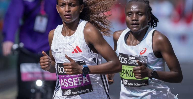 Tigst Assefa and Joyciline Jepkosgei blaze ahead at the 2025 TCS London Marathon