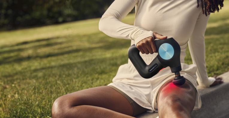 Runner using a Theragun