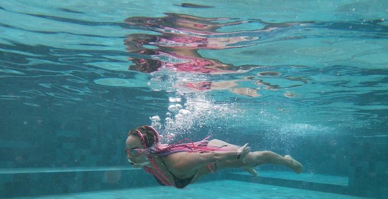 Sadie Clayton swimming underwater
