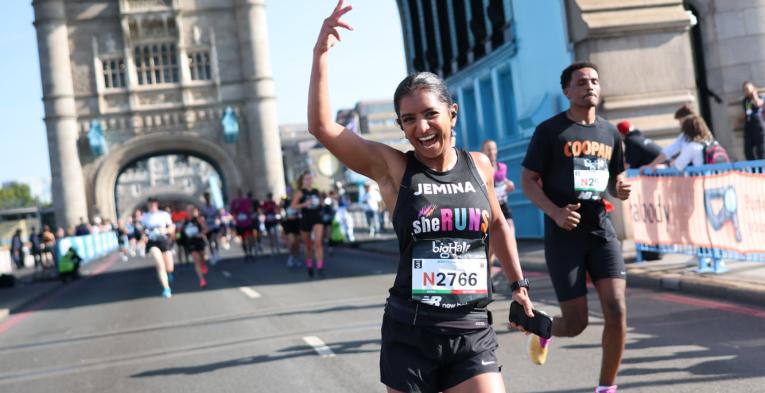 Runner poses for the camera on Tower Bridge