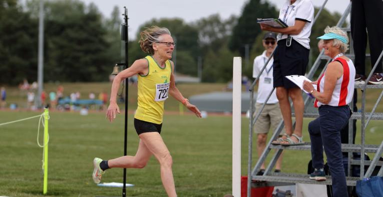 Sarah Roberts steams towards the Finish Line 