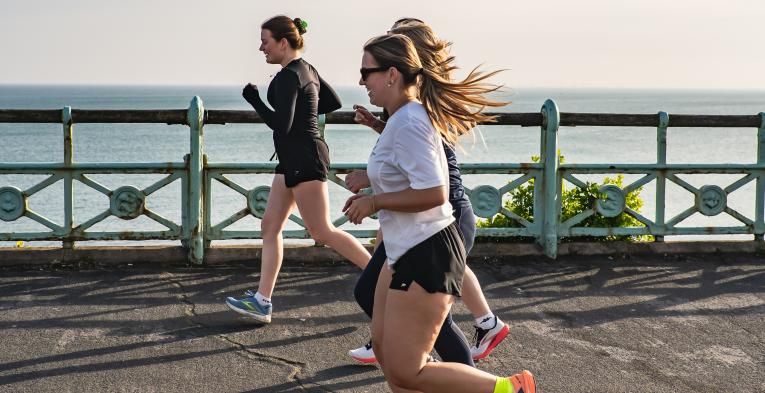 Runners head out along seafront in Brighton 