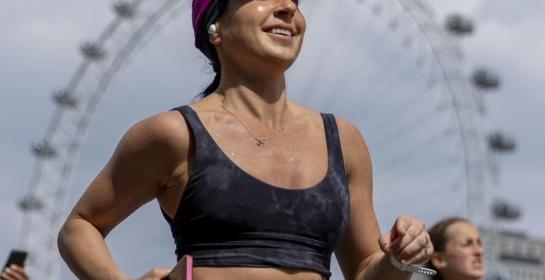 TCS London Marathon runner passes the London Eyes