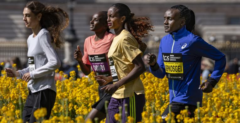 The Elite Women's field outside Buckingham Palace 