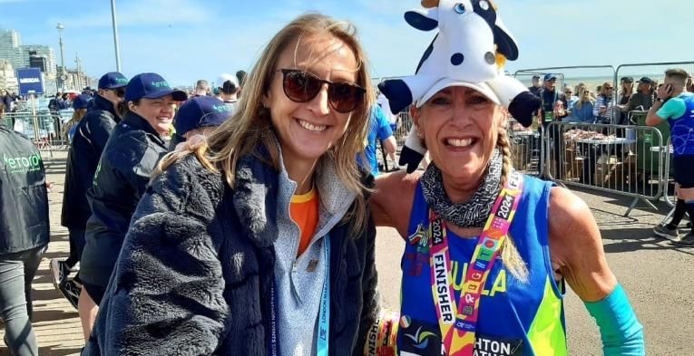 Nuala Smyth meeting Paula Radcliffe at the 2024 Brighton Marathon.