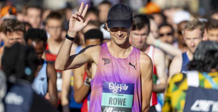 Big Half Runner puts up peace sign 