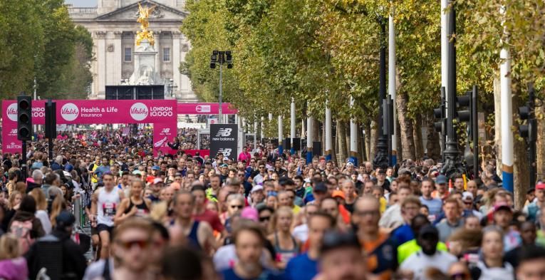 Vitality 10,000 particpamts running past buckingham palace