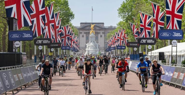Cyclists on The Mall with Buckingham Palace in background