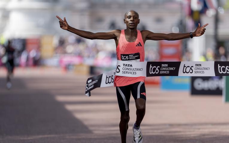 Sabastian Sawe breaking the world record