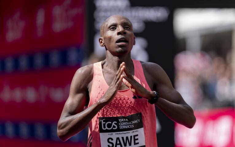 Sabastian Sawe puts his hands together 