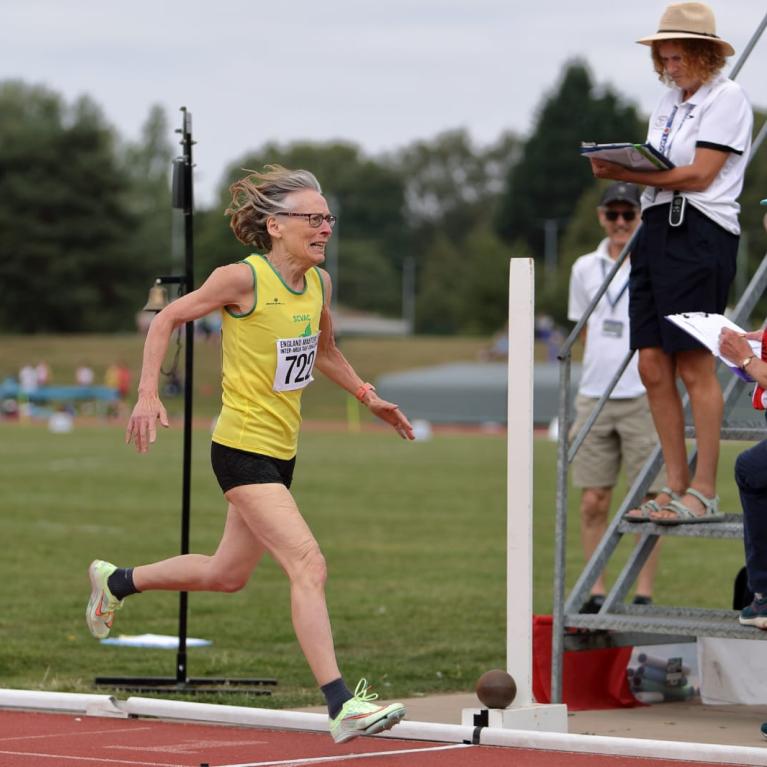 Sarah Roberts steams towards the Finish Line 