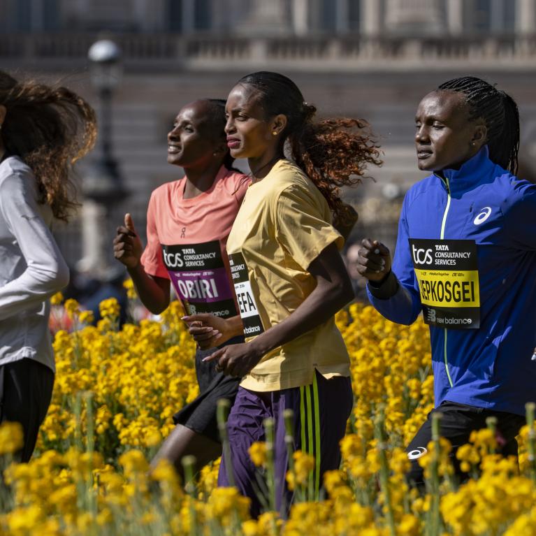 The Elite Women's field outside Buckingham Palace 