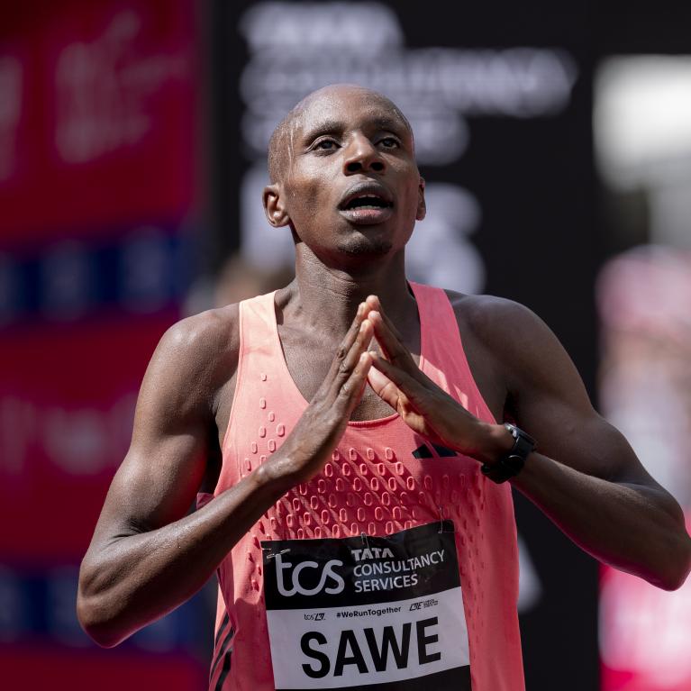 Sabastian Sawe puts his hands together 