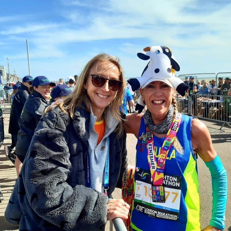 Nuala Smyth meeting Paula Radcliffe at the 2024 Brighton Marathon.