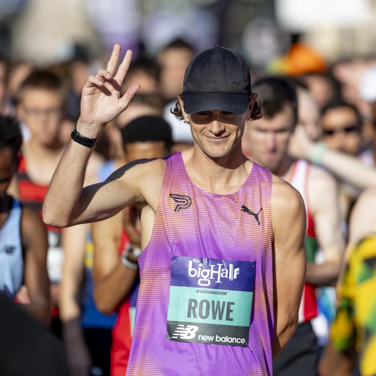 Big Half Runner puts up peace sign 