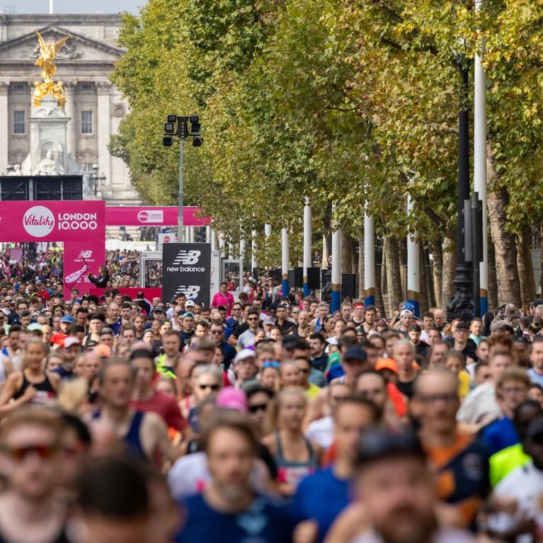 Vitality 10,000 particpamts running past buckingham palace