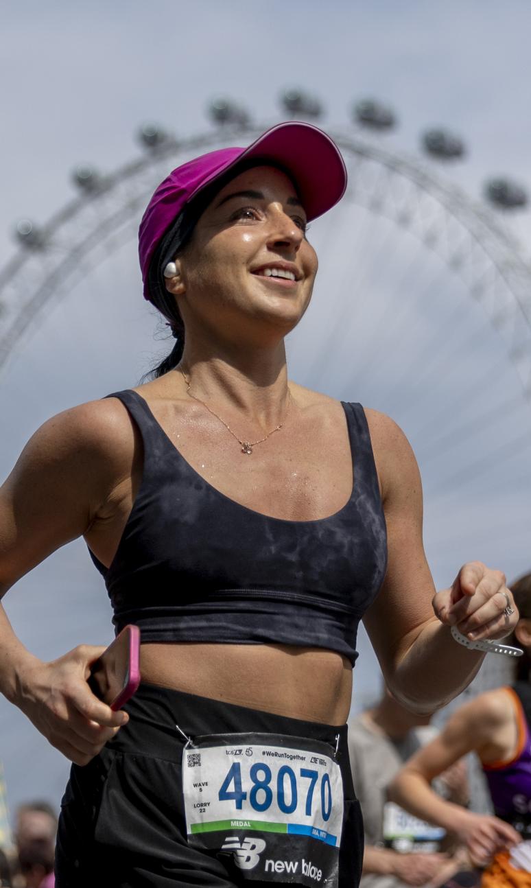 TCS London Marathon runner passes the London Eyes