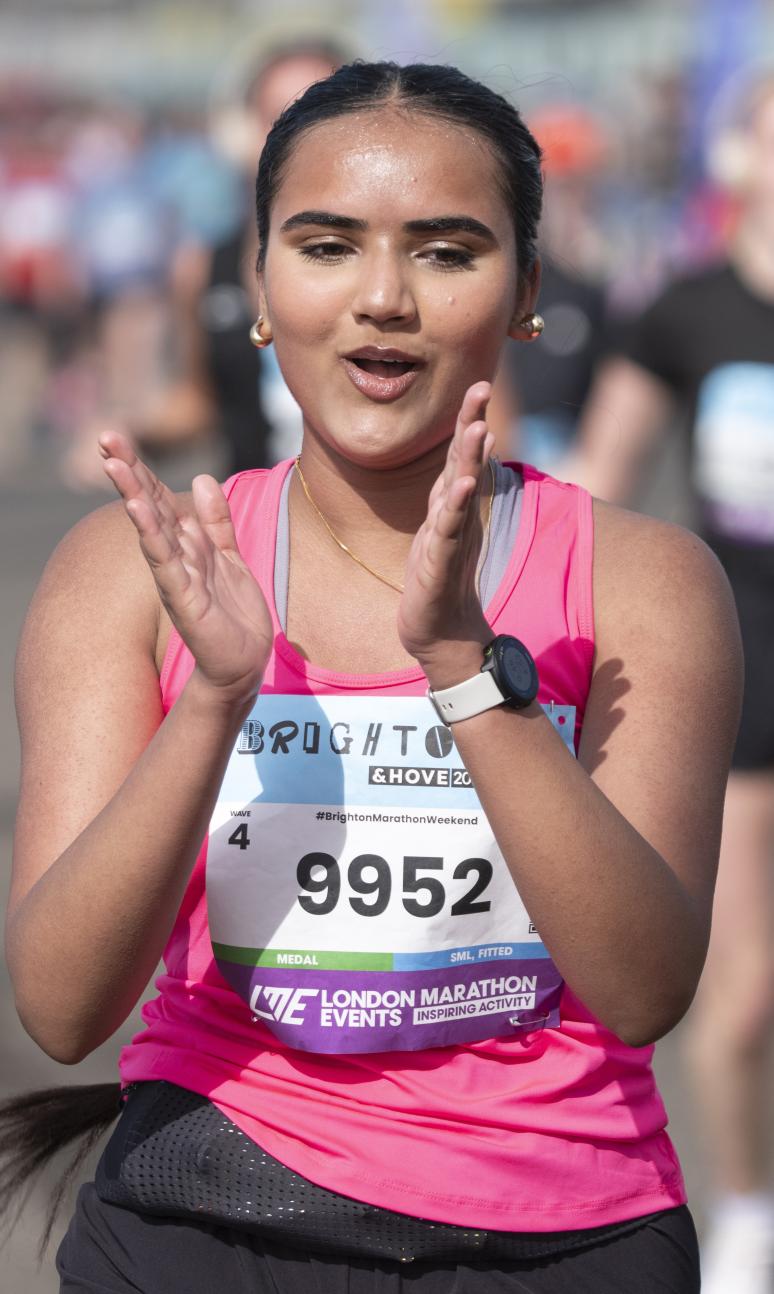 Brighton & 10K participant claps their hands 