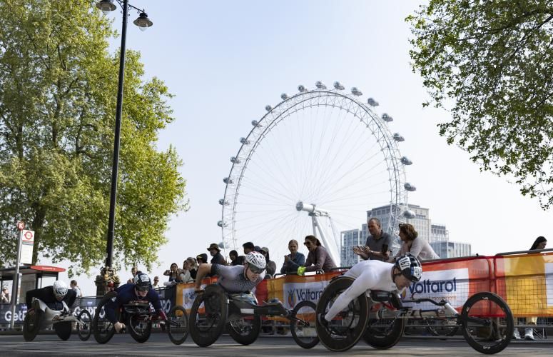 The elite wheelchair race passes the London Eye