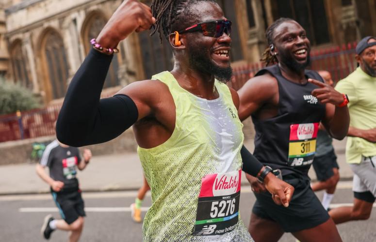 Runners pass the Royal Courts of Justice 