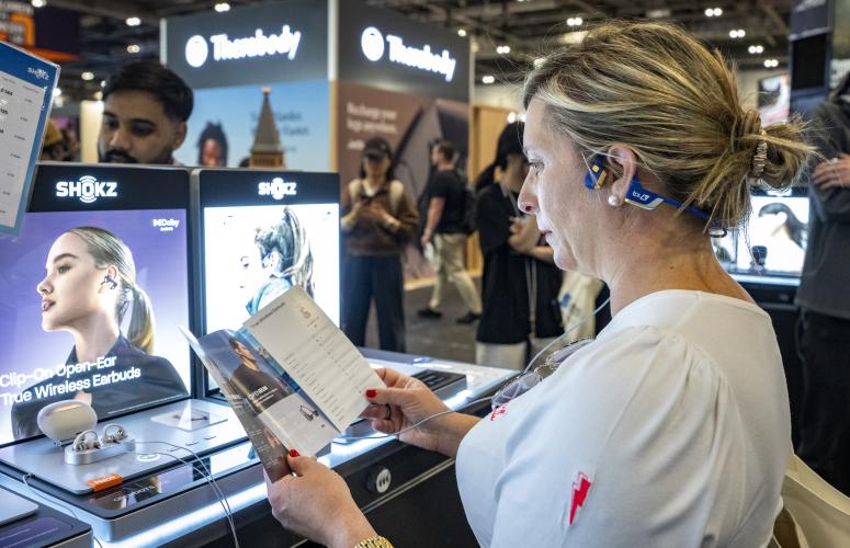 Runner viewing the Shokz stand 