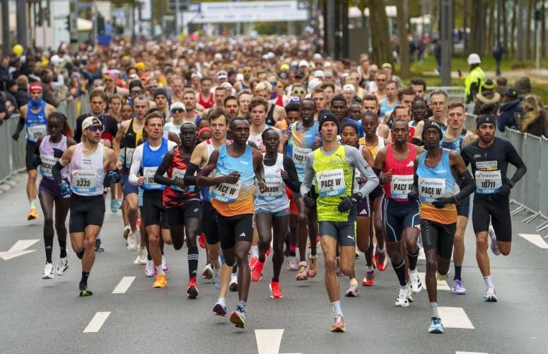 Mainova Frankfurt Marathon runners
