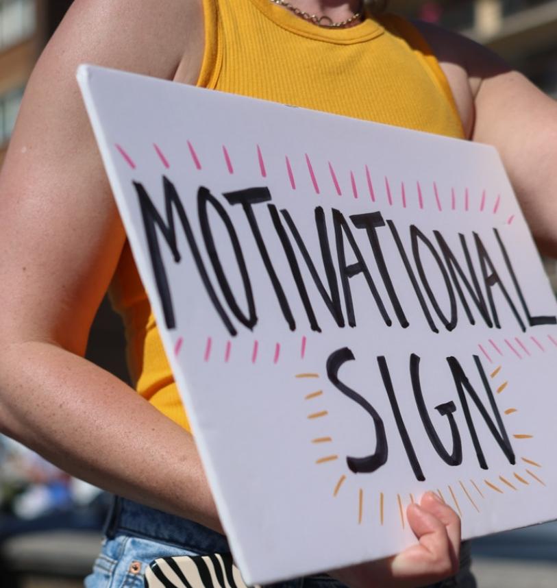 Spectator holding a sign