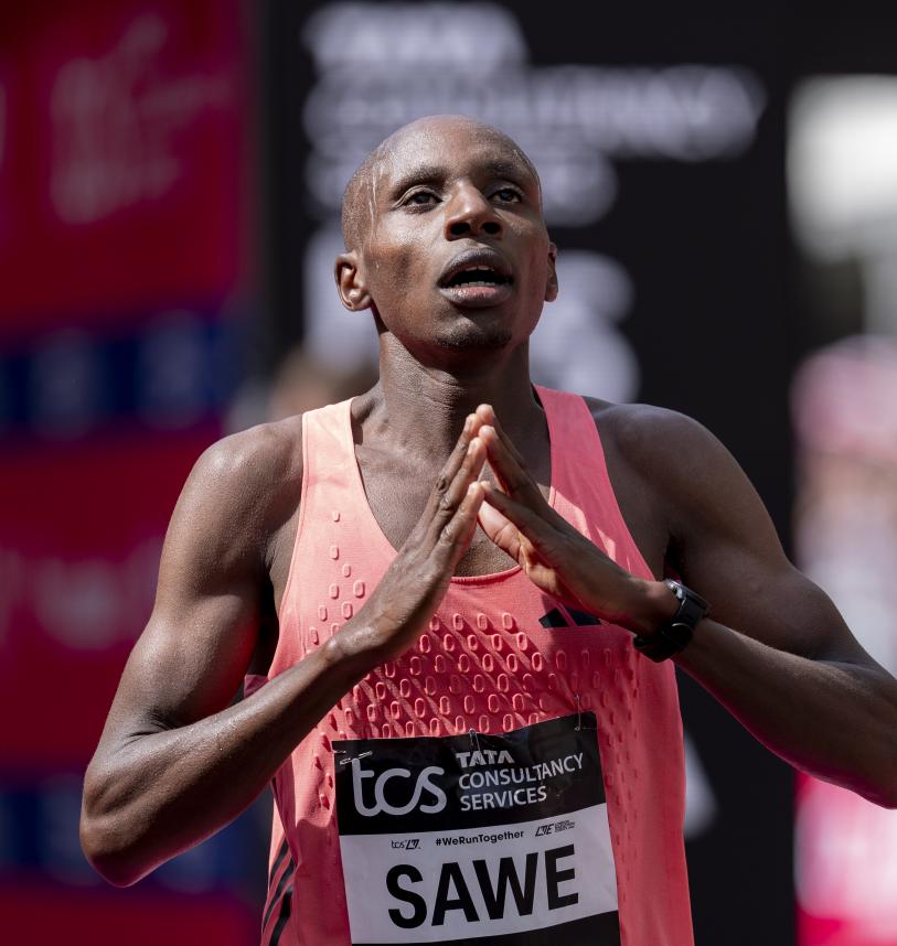 Sabastian Sawe puts his hands together 