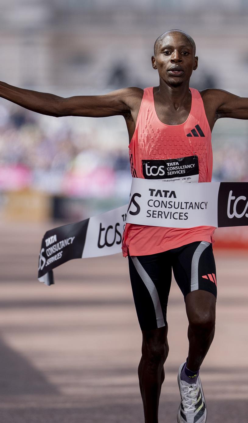 Sabastian Sawe breaking the world record