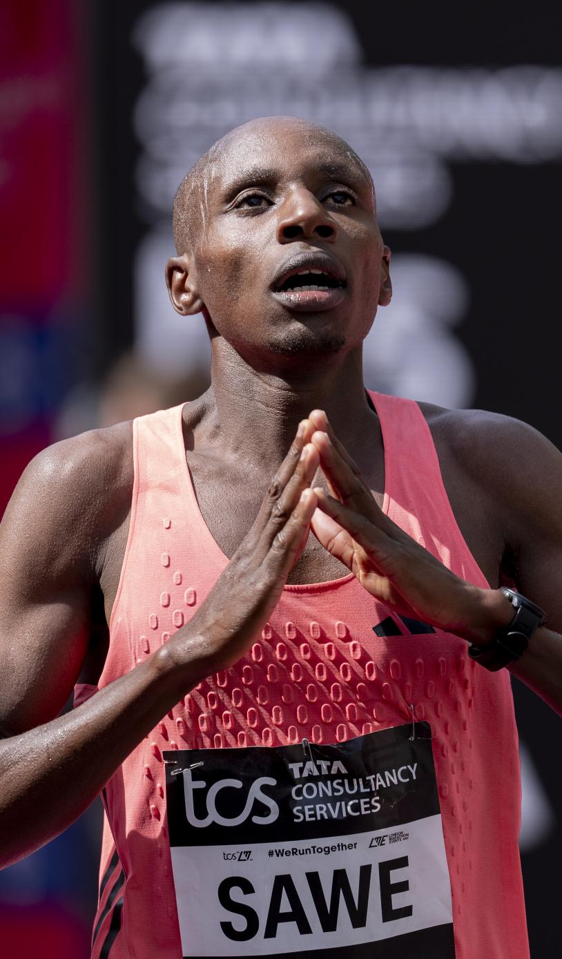 Sabastian Sawe puts his hands together 