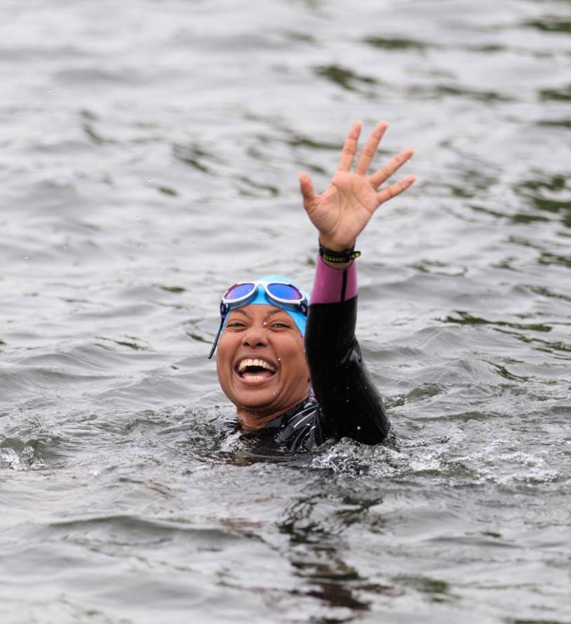 Swimmer waving from the serpentine 