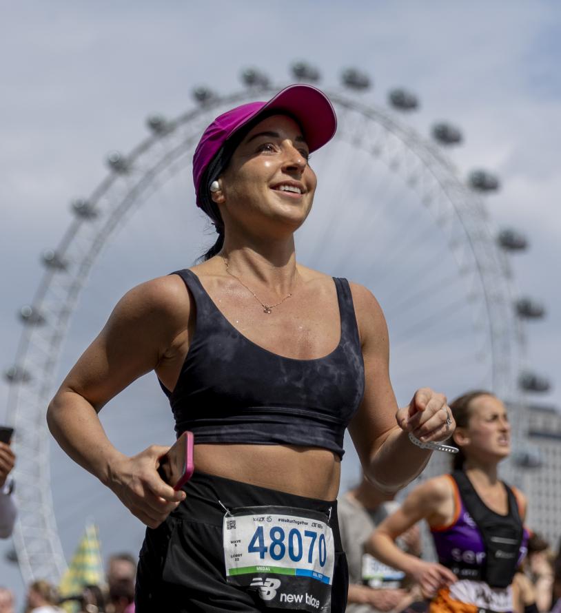 TCS London Marathon runner passes the London Eyes