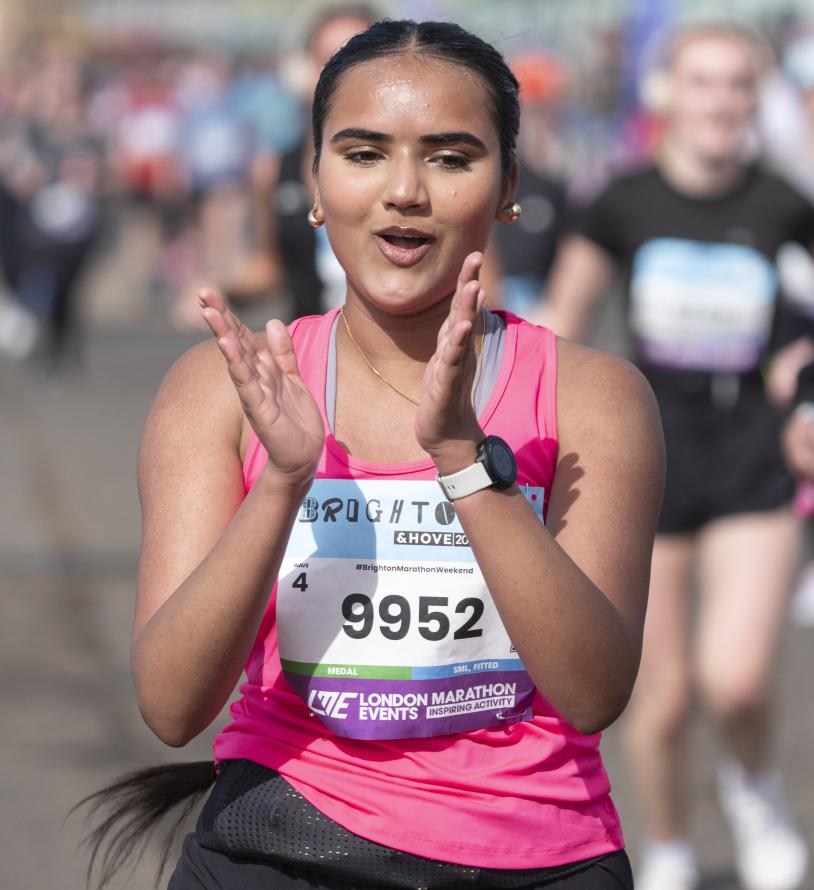 Brighton & 10K participant claps their hands 
